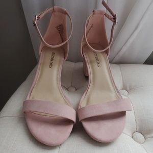 Low heeled sandals